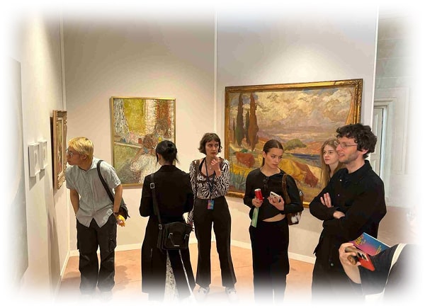 art-curator-career-guided-museum-tour-iesa-paris Art curator leading a guided tour through a museum gallery, illustrating the central role of curation in today’s art world