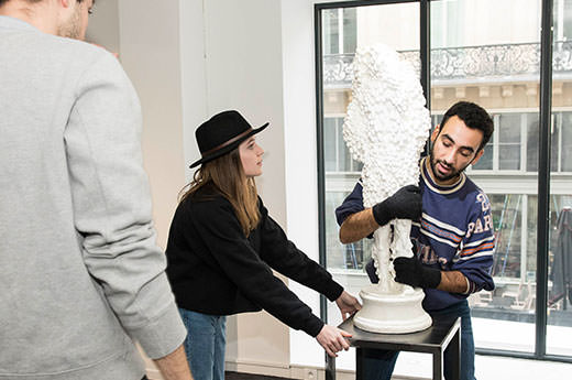 Art Dealer: job description Art Dealer: job description